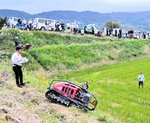 草刈り省力化に期待 新温泉でスマート農機実演 急斜面の畦畝にも対応