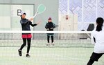 親睦深めハイタッチ 新温泉Sテニス、34組熱戦