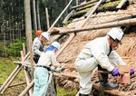 新しい屋根で古代生活を 小代・体験の森 営業備えかやぶき修復