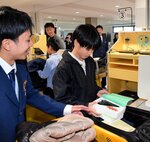 麻薬見つける摸擬入国検査 米子空港で税の親子学習