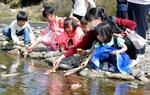 女児の成長祈る「流しびな」