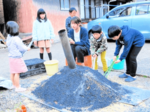 焼き芋であったか交流 もみ殻燃やし香ばしく 村岡・しかだこども会
