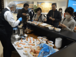 鳥取空港ロビーで200食 親がに汁でお出迎え