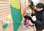 商店街を明るく彩る 園児・児童ら空き店舗のシャッター塗装