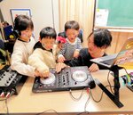 DJ体験大はしゃぎ 香住で「紬マルシェ」 子育て世代と住民ら交流