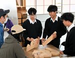 商品生み出す楽しさ、難しさ 倉吉東高生、製材所で体験