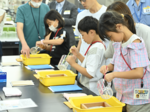 新聞用紙製造工程学ぶ 愛媛・大王製紙で子ども記者バスツアー