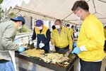 屋台やステージ助け合いの輪 鳥取砂丘LCのチャリティー