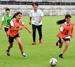 「挑戦に失敗はない」 元サッカー女子日本代表・大部さんが児童ら指導