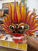 悪魔は払うが観光客は呼ぶ、伝統の木製仮面