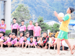 ズームアップ 仲間と連携 プレー満喫 浜坂でビーチサッカー教室・大会