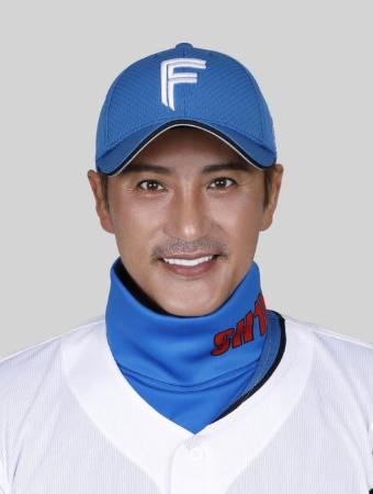ドラフト初登場の日本ハム・新庄監督、ただ1人黒シャツ、金縁