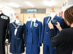 「コナン制服」が倉吉に SNS拡散、話題に 人気キャラ着用、25日まで展示