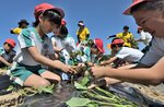 収穫楽しみ 瑞穂小で田植えとサツマイモ苗植え