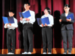 演劇間近で、生徒も出演 浜坂中 プロ劇団が上演会