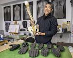 凝りを探り、その人の生に触れる 「からだ 世界」(12)マッサージする美術家