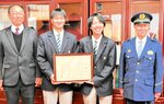 懸崖菊、地域に癒やし 但馬農高生徒、官公庁に 南但馬署が感謝状 活動にエール送る