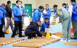 「調査試料、丁寧に確認」