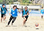 炎天下、砂上白熱 浜坂でビーチサッカー 県内外47チーム競う