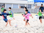 砂浜駆け、白熱プレー 浜坂、ビーチサッカー大会