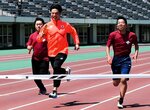陸上・足立選手と競争 鳥取聾学校児童・生徒ら デフ機運醸成へ交流