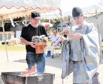 御利益かえる 念じて焼納 今子浦海水浴場 にぎわい期待、絵馬祈願