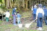 文堂古墳を清掃地域の歴史知る 村岡・しかだこども会