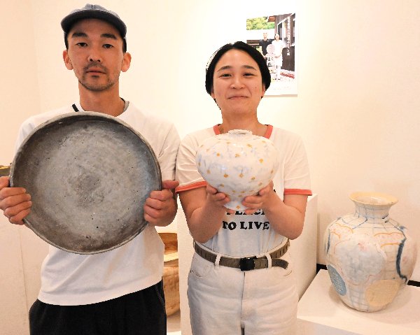 花柄の一輪挿し茶わんなど２００点 智頭で「三々窯」作品展 | 日本海