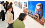 奇妙と普通の境界感じて 佐藤健寿氏 米子で写真展開幕