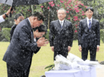 首相、比戦没者の碑に献花 鳥取県遺族会長も列席