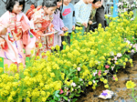 願い込めた絵馬 清流へ 倉吉・白壁土蔵群沿い 玉川で「打吹流しびな」