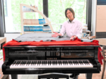 思い出の音色、新天地へ 「奥佐津小のピアノ」たじま高原植物園に 来園者が自由に演奏