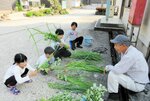 ショウブやススキ屋根に投げ上げ 村岡・鹿田の伝統行事地域の児童も元気に