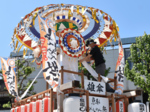 祭りムード盛り上げ 鳥取駅前にしゃんしゃん大傘お目見え