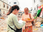 光の道筋 ミャンマー大地震被災者支援(3) 一軒ずつ回り手渡し 支援物資