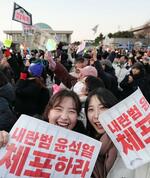 「民主主義勝利」韓国の市民歓喜