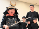 本物の兜や甲冑身に着けポーズ 県立博物館で講座親子連れが参加