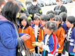 かわいい消防士出動 地元園児がパン配布 「亀井堂」啓発協力