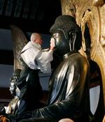 奈良・薬師寺で仏像「お身拭い」