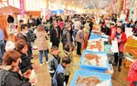 ズームアップ 旬の味に人どっと 浜坂と香住でカニ祭り