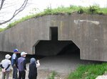 明日へつなぐ 戦後80年【第2部】戦跡・戦争遺構を巡る④ 飛行機用掩体(米子市大篠津町) 機体隠す格納庫、戦争の証し