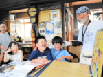 いぶす草木チップの種類で… 燻製の香りや味変化 加工店「香味煙」 兎塚小児童が見学