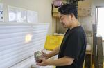 駆除のエゾシカ、捨てる皮を革製品に