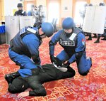 貨客船でテロ対応訓練 境海保・県警など 避難誘導や爆発物処理