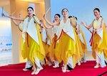 歌や踊りで一体感 両県道の若者集い披露