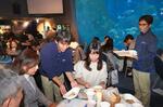 魚食べ、海洋環境考える夜の水族館
