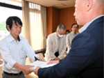 保育所整備見直し求め町に署名提出 南部の住民団体