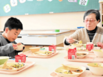 共に味わい感謝伝える 生産者と給食交流 長井小