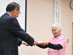 継続参加12人に感謝状 三朝町、湯けむり体操10周年 記念講演、意義を再確認