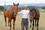引退競走馬が静かに余生送る居場所オープン